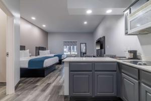 Kuchyň nebo kuchyňský kout v ubytování Studio 6 Suites Brenham, TX