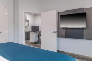 TV a/nebo společenská místnost v ubytování Studio 6 Suites Brenham, TX