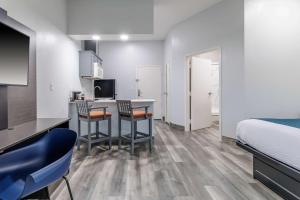TV a/nebo společenská místnost v ubytování Studio 6 Suites Brenham, TX