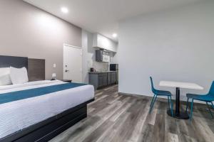 Kuchyň nebo kuchyňský kout v ubytování Studio 6 Suites Brenham, TX