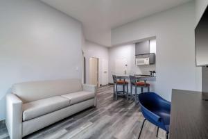 Kuchyň nebo kuchyňský kout v ubytování Studio 6 Suites Brenham, TX