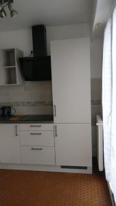 Η κουζίνα ή μικρή κουζίνα στο Your 28 m Studio Near Paris Modern Convenient and Affordable +1 φωτογραφίες