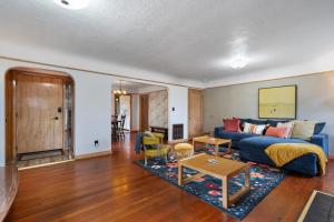 a living room with a blue couch and a table at Retro Getaway In Hazel Dell in Vancouver