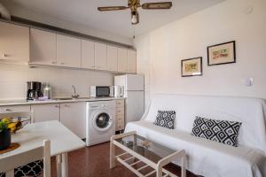 mały salon z kanapą i kuchnią w obiekcie Edificio Laura w mieście San Pedro del Pinatar