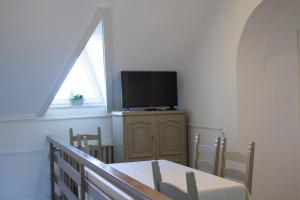 A television and/or entertainment centre at Sándor Apartman