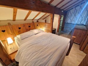Ένα ή περισσότερα κρεβάτια σε δωμάτιο στο Chalet rénové et original, 8 pers., Valfréjus - FR-1-265-367