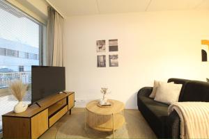 Μια τηλεόραση ή/και κέντρο ψυχαγωγίας στο Pramea Apartments Aallonharja 3