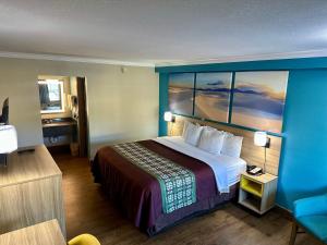 Postel nebo postele na pokoji v ubytování Days Inn by Wyndham Houston East