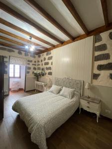 una camera da letto con un letto grande in una stanza di Casa La Candelaria - Moya a Moya