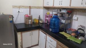 Η κουζίνα ή μικρή κουζίνα στο Moksha Home-Stay