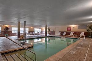 Bazén v ubytování Residence Inn Neptune at Gateway Center nebo v jeho okolí