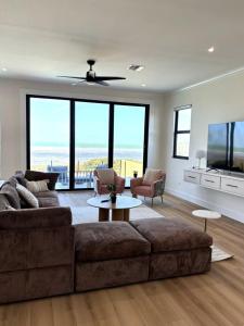 Χώρος καθιστικού στο Waterfront 5 BR Home w Private Pool