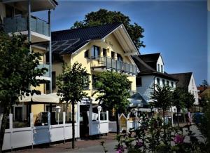 ein Gebäude mit nebeneinander liegenden Sonnenkollektoren in der Unterkunft Apartment Nordstern in Baabe