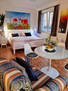 ein Wohnzimmer mit einer Couch und einem Tisch in der Unterkunft Apartment Nordstern in Baabe