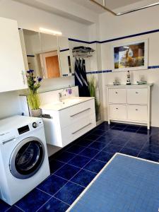 ein Badezimmer mit Waschmaschine und Waschbecken in der Unterkunft Apartment Nordstern in Baabe