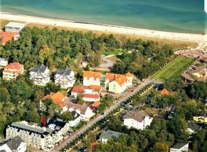 eine Luftaufnahme einer Stadt neben dem Strand in der Unterkunft Apartment Nordstern in Baabe