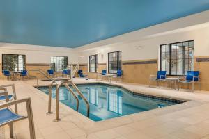Piscina de la sau aproape de TownePlace Suites by Marriott Williamsport