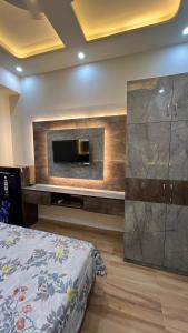 Televiisor ja/või meelelahutuskeskus majutusasutuses Comfy Studio Apartment 5 mins from Expo Mart