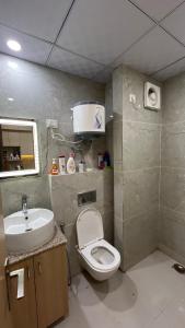 Vannituba majutusasutuses Comfy Studio Apartment 5 mins from Expo Mart +10 fotot