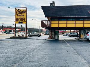 Fotografie z fotogalerie ubytování Capital O Clayton House Motel Rockford Near Airport v destinaci Loves Park