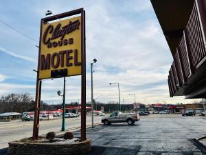 Certifikát, hodnocení, plakát nebo jiný dokument vystavený v ubytování Capital O Clayton House Motel Rockford Near Airport
