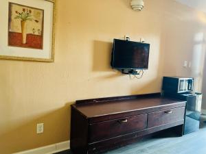 TV a/nebo společenská místnost v ubytování Capital O Clayton House Motel Rockford Near Airport