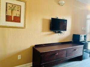 TV a/nebo společenská místnost v ubytování Capital O Clayton House Motel Rockford Near Airport