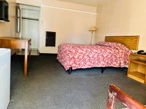 Postel nebo postele na pokoji v ubytování Capital O Clayton House Motel Rockford Near Airport