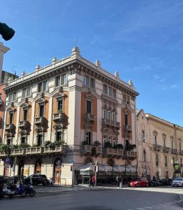 un grand bâtiment au coin d'une rue dans l'établissement Best Stay-Theatre Suite Apartment, à Bari