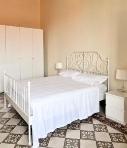- une chambre avec un lit blanc et une commode blanche dans l'établissement Best Stay-Theatre Suite Apartment, à Bari 21 autres photos
