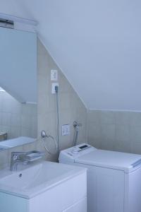 A bathroom at Sándor Apartman