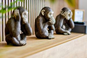 アギラスにあるMonkey House, recién reformado - By Aloha Palmaの木の棚に置かれた3匹の猿の置物