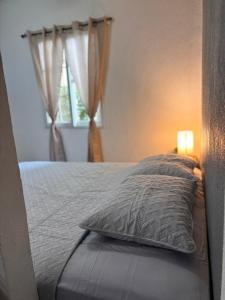 Cozy Studio in Sunset Villas客房内的一张或多张床位