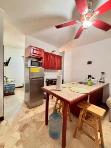 Cozy Studio in Sunset Villas的厨房或小厨房