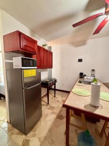 Cozy Studio in Sunset Villas的厨房或小厨房