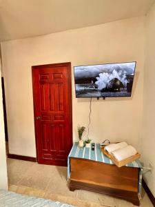 una stanza con tavolo e porta rossa di Cozy Studio in Sunset Villas a West End Altre 16 foto