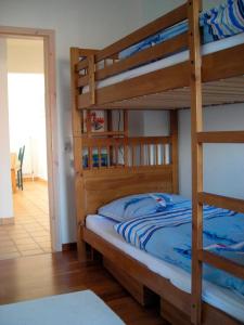 フェーマルンにあるFerienwohnung Reinhold Nr 1のベッドルーム1室(二段ベッド2組付)、廊下が備わります。