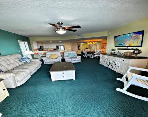 een woonkamer met een bank en een flatscreen-tv bij Wyndham Ocean Walk Resort 2321 Vacation in Comfort and luxury - 2BR Direct Oceanfront in Daytona Beach +33 foto's