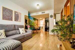 アギラスにあるMonkey House, recién reformado - By Aloha Palmaのソファとテーブルのあるリビングルーム +32枚の写真