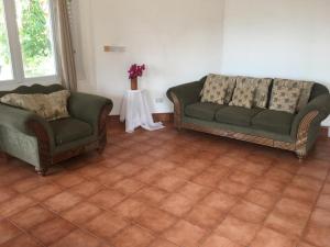 A seating area at Private Room with Twin Beds AC nr Intl Airpt and Beach