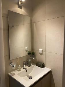 Kúpeľňa v ubytovaní New Modern 2BD aprt with shared rooftop pool B2