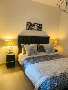 Posteľ alebo postele v izbe v ubytovaní New Modern 2BD aprt with shared rooftop pool B2