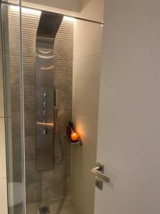 Kúpeľňa v ubytovaní New Modern 2BD aprt with shared rooftop pool B2