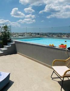 Bazén v ubytovaní New Modern 2BD aprt with shared rooftop pool B2 alebo v jeho blízkosti