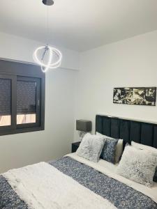 Posteľ alebo postele v izbe v ubytovaní New Modern 2BD aprt with shared rooftop pool B2