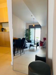 Posedenie v ubytovaní New Modern 2BD aprt with shared rooftop pool B2