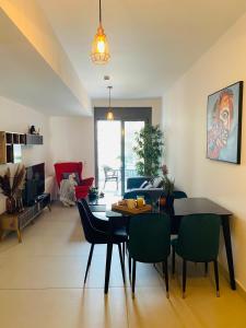 Posedenie v ubytovaní New Modern 2BD aprt with shared rooftop pool B2