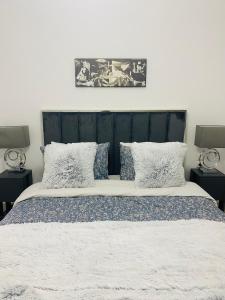 Posteľ alebo postele v izbe v ubytovaní New Modern 2BD aprt with shared rooftop pool B2