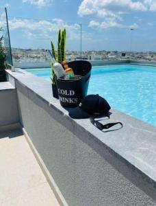 Bazén v ubytovaní New Modern 2BD aprt with shared rooftop pool B2 alebo v jeho blízkosti