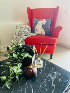 Posedenie v ubytovaní New Modern 2BD aprt with shared rooftop pool B2